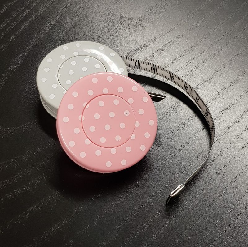 Målebånd rull-inn-automatikk Polkadott grå / rosa