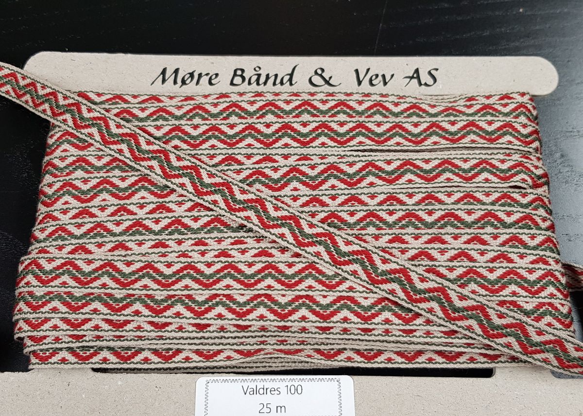 Koftebånd Valdres 13 mm - rød og grønn på natur