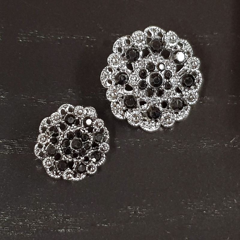 Blingknapp doily oksydert sølv med sort strass