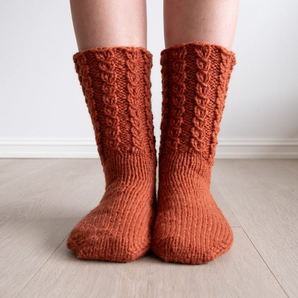 Hovedbilde Heimekos sokker NO + ENG strikkepakke