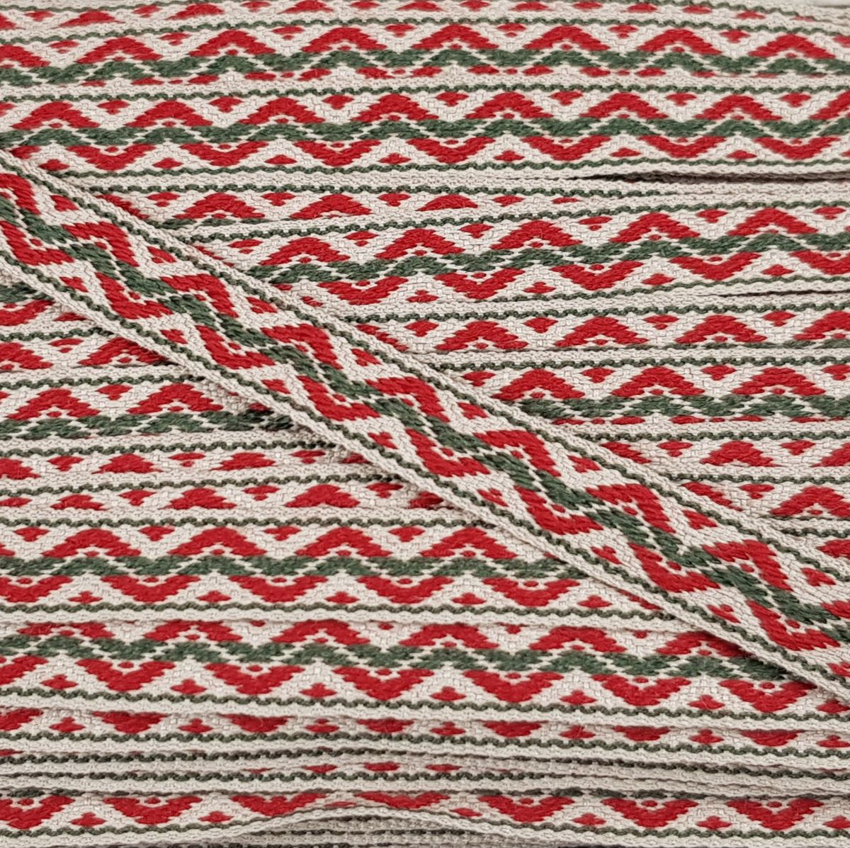 Koftebånd Valdres 13 mm - rød og grønn på natur